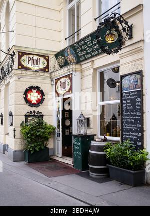 Pfudl Restaurant, klein aber sehr gemütlich, Wien, altes Universitätsviertel, Österreich Stockfoto