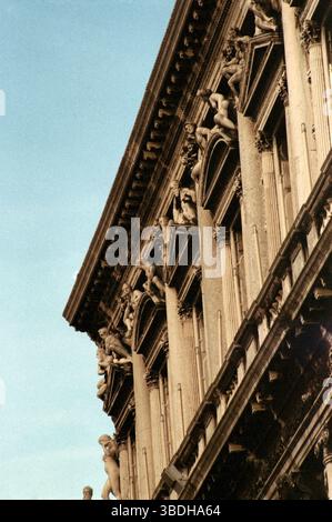 Architektonische Details an der Außenfassade des Gebäudes, flacher Blick, Venedig, Italien Stockfoto