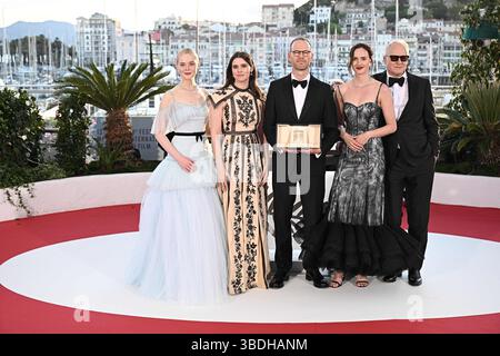 Cannes, Frankreich. Mai 2025. Der norwegische Regisseur und Drehbuchautor Joachim Trier (C) posiert mit der US-Schauspielerin Elle Fanning, der norwegischen Schauspielerin Inga Ibsdotter Lilleaas, der norwegischen Schauspielerin Renate Reinsve und dem schwedischen Schauspieler Stellan Skarsgard während eines Fotoaufrufs 78, nachdem er den Großen Preis für den Film Affeksjonsverdi (sentimental Value) gewonnen hatte 2025. Foto: David Niviere/ABACAPRESS.COM Credit: Abaca Press/Alamy Live News Stockfoto