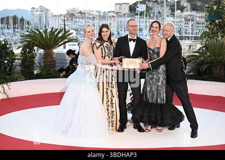 Cannes, Frankreich. Mai 2025. Der norwegische Regisseur und Drehbuchautor Joachim Trier (C) posiert mit der US-Schauspielerin Elle Fanning, der norwegischen Schauspielerin Inga Ibsdotter Lilleaas, der norwegischen Schauspielerin Renate Reinsve und dem schwedischen Schauspieler Stellan Skarsgard während eines Fotoaufrufs 78, nachdem er den Großen Preis für den Film Affeksjonsverdi (sentimental Value) gewonnen hatte 2025. Foto: David Niviere/ABACAPRESS.COM Credit: Abaca Press/Alamy Live News Stockfoto
