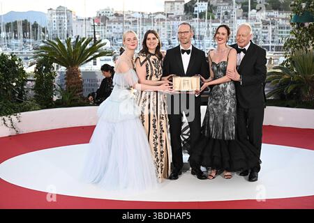 Cannes, Frankreich. Mai 2025. Der norwegische Regisseur und Drehbuchautor Joachim Trier (C) posiert mit der US-Schauspielerin Elle Fanning, der norwegischen Schauspielerin Inga Ibsdotter Lilleaas, der norwegischen Schauspielerin Renate Reinsve und dem schwedischen Schauspieler Stellan Skarsgard während eines Fotoaufrufs 78, nachdem er den Großen Preis für den Film Affeksjonsverdi (sentimental Value) gewonnen hatte 2025. Foto: David Niviere/ABACAPRESS.COM Credit: Abaca Press/Alamy Live News Stockfoto