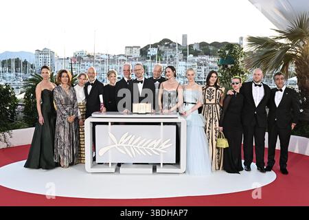 Cannes, Frankreich. Mai 2025. Der norwegische Regisseur und Drehbuchautor Joachim Trier (C) posiert mit der US-Schauspielerin Elle Fanning, der norwegischen Schauspielerin Inga Ibsdotter Lilleaas, der norwegischen Schauspielerin Renate Reinsve und dem schwedischen Schauspieler Stellan Skarsgard während eines Fotoaufrufs 78, nachdem er den Großen Preis für den Film Affeksjonsverdi (sentimental Value) gewonnen hatte 2025. Foto: David Niviere/ABACAPRESS.COM Credit: Abaca Press/Alamy Live News Stockfoto
