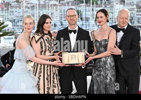 Cannes, Frankreich. Mai 2025. Der norwegische Regisseur und Drehbuchautor Joachim Trier (C) posiert mit der US-Schauspielerin Elle Fanning, der norwegischen Schauspielerin Inga Ibsdotter Lilleaas, der norwegischen Schauspielerin Renate Reinsve und dem schwedischen Schauspieler Stellan Skarsgard während eines Fotoaufrufs 78, nachdem er den Großen Preis für den Film Affeksjonsverdi (sentimental Value) gewonnen hatte 2025. Foto: David Niviere/ABACAPRESS.COM Credit: Abaca Press/Alamy Live News Stockfoto