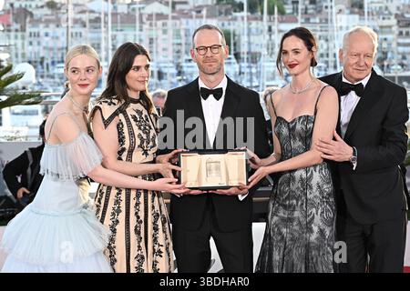 Cannes, Frankreich. Mai 2025. Der norwegische Regisseur und Drehbuchautor Joachim Trier (C) posiert mit der US-Schauspielerin Elle Fanning, der norwegischen Schauspielerin Inga Ibsdotter Lilleaas, der norwegischen Schauspielerin Renate Reinsve und dem schwedischen Schauspieler Stellan Skarsgard während eines Fotoaufrufs 78, nachdem er den Großen Preis für den Film Affeksjonsverdi (sentimental Value) gewonnen hatte 2025. Foto: David Niviere/ABACAPRESS.COM Credit: Abaca Press/Alamy Live News Stockfoto