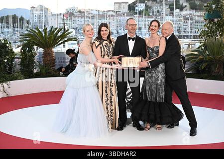 Cannes, Frankreich. Mai 2025. Der norwegische Regisseur und Drehbuchautor Joachim Trier (C) posiert mit der US-Schauspielerin Elle Fanning, der norwegischen Schauspielerin Inga Ibsdotter Lilleaas, der norwegischen Schauspielerin Renate Reinsve und dem schwedischen Schauspieler Stellan Skarsgard während eines Fotoaufrufs 78, nachdem er den Großen Preis für den Film Affeksjonsverdi (sentimental Value) gewonnen hatte 2025. Foto: David Niviere/ABACAPRESS.COM Credit: Abaca Press/Alamy Live News Stockfoto