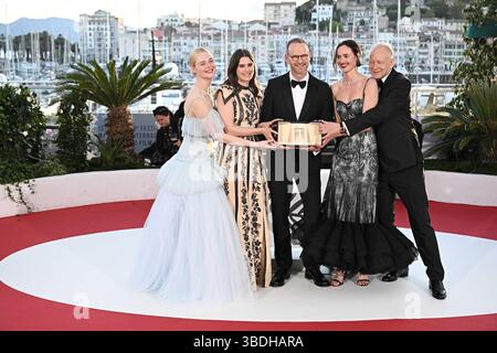 Cannes, Frankreich. Mai 2025. Der norwegische Regisseur und Drehbuchautor Joachim Trier (C) posiert mit der US-Schauspielerin Elle Fanning, der norwegischen Schauspielerin Inga Ibsdotter Lilleaas, der norwegischen Schauspielerin Renate Reinsve und dem schwedischen Schauspieler Stellan Skarsgard während eines Fotoaufrufs 78, nachdem er den Großen Preis für den Film Affeksjonsverdi (sentimental Value) gewonnen hatte 2025. Foto: David Niviere/ABACAPRESS.COM Credit: Abaca Press/Alamy Live News Stockfoto