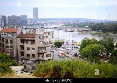 Blick auf die Landschaft von Belgrad. Donau oder Save. Alte und neue Gebäude. Serbien 2025 Stockfoto