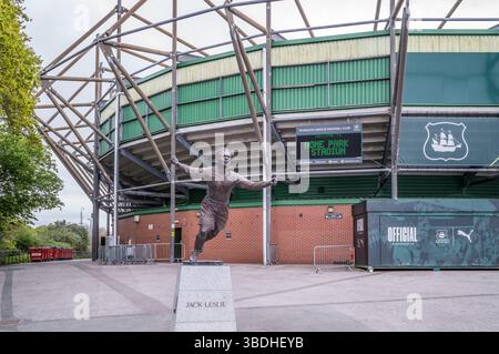 Memorial to Jack Leslie, der erste schwarze Spieler, der für England ausgewählt wurde, während er auf Plymouth Argyle, Home Park, Fußballplatz war. Stockfoto