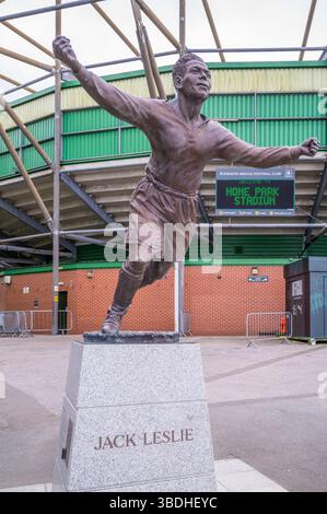 Memorial to Jack Leslie, der erste schwarze Spieler, der für England ausgewählt wurde, während er auf Plymouth Argyle, Home Park, Fußballplatz war. Stockfoto