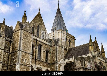 Die Rochester High Street war während eines Frühlingssturms mit Flatzen übersät Stockfoto