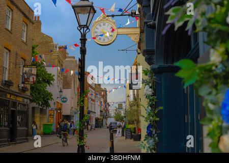 Die Rochester High Street war während eines Frühlingssturms mit Flatzen übersät Stockfoto