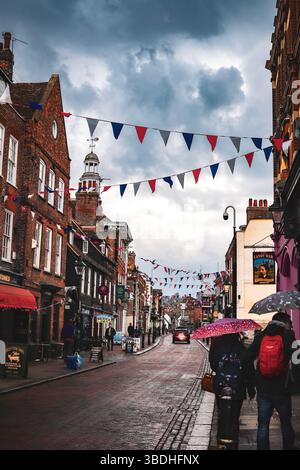 Die Rochester High Street war während eines Frühlingssturms mit Flatzen übersät Stockfoto