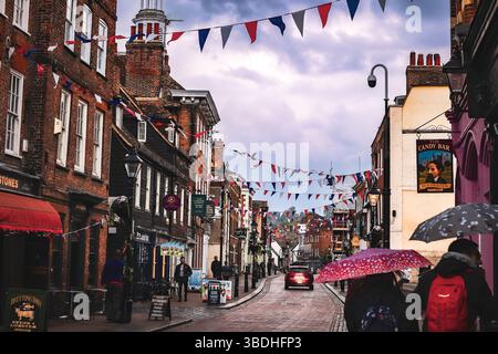 Die Rochester High Street war während eines Frühlingssturms mit Flatzen übersät Stockfoto