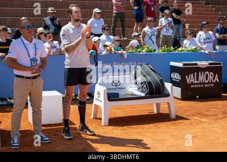 Turin, Italien. Mai 2025. Der Gewinner des ATP CHALLENGER PIEMONTE OPEN 2025, Alexander BUBLIK aus Kasachstan (rechts) und der Vorsitzende des Schiedsrichters der Fin Stockfoto