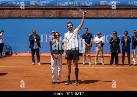Turin, Italien. Mai 2025. Alexander BUBLIK aus Kasachstan mit der Siegertrophäe des ATP CHALLENGER PIEMONTE OPEN 2025 spielte im Circolo della Stamp Stockfoto