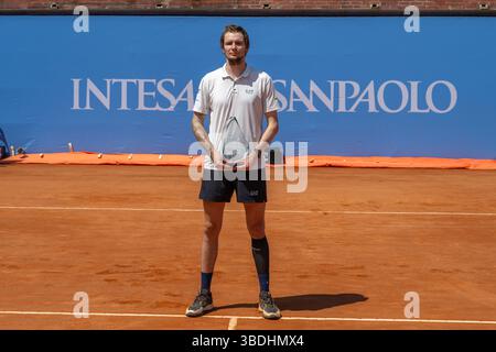 Turin, Italien. Mai 2025. Alexander BUBLIK aus Kasachstan mit der Siegertrophäe des ATP CHALLENGER PIEMONTE OPEN 2025 spielte im Circolo della Stamp Stockfoto