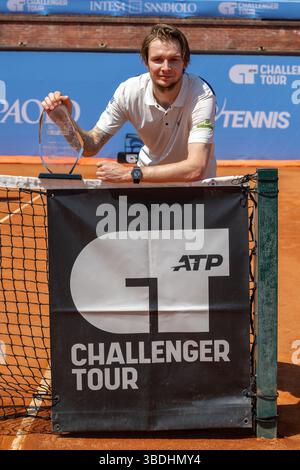 Turin, Italien. Mai 2025. Alexander BUBLIK aus Kasachstan mit der Siegertrophäe des ATP CHALLENGER PIEMONTE OPEN 2025 spielte im Circolo della Stamp Stockfoto