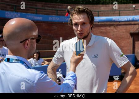 Turin, Italien. Mai 2025. Der Gewinner des ATP CHALLENGER PIEMONTE OPEN 2025, Alexander BUBLIK aus Kasachstan, wurde von den Presse s des Turniers interviewt Stockfoto