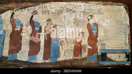 Pitsa Panels. Holztafeln mit Tempera-bemalten Figuren, die in der Nähe von Pitsa in der Nähe der antiken griechischen Stadt Sicyon gefunden wurden. Datiert um 540 v. Chr. Detail aus Panel 1. Prozession, die einem Opfer für die Nymphen entspricht. Ein Mann (links nicht ganz dargestellt) und drei Frauen, die Chitons und Peplos tragen, gehen auf einen Altar zu. Sie werden von zwei Musikern begleitet, die Leier und Alos spielen. Die Frau vor dem Altar scheint einen Tränkchen aus einem Krug zu gießen. Ein Kind hinter ihr, möglicherweise ein Sklave, führt das Lamm zum Opfer. Ein korinthisches i Stockfoto
