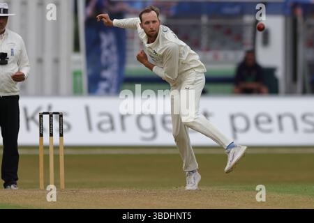 Großbritannien, Leicester, Upton Steel County Ground, 24. Mai 2025, Lancashire Tom Hartley Bowling während des zweiten Tages der Rothesay County Championship Division 2 Spiel zwischen Leicestershire County Cricket Club und Lancashire County Cricket Club, Upton Steel County Ground Leicester. Stockfoto