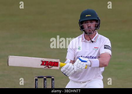 United Kingdom, Leicester, Upton Steel County Ground, 24. Mai 2025, Leicestershire's Lewis Hill während des zweiten Tages der Rothesay County Championship Division 2 Spiel zwischen Leicestershire County Cricket Club und Lancashire County Cricket Club, Upton Steel County Ground Leicester. Stockfoto