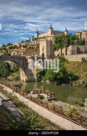 Vertikale Landschaft des architektonischen Denkmals während des Sonnentages in Toledo. Puente de Alcántara ist eine römische Bogenbrücke in Spanien. Sehenswürdigkeiten am Tejo Stockfoto