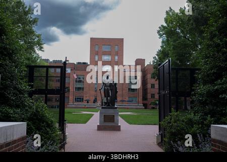 Washington DC, USA. Mai 2025. Eine Statue des 1. US-Präsidenten George Washington ist zu sehen, während der Hauptcampus der George Washington University in DC am 23. Mai 2025 eingezäunt ist. Letztes Jahr war der Universitätshof Schauplatz eines großen Studentenprotests gegen den Krieg in Gaza. Quelle: Aashish Kiphayet/Alamy Live News Stockfoto