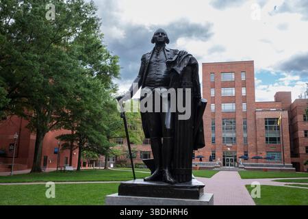 Washington DC, USA. Mai 2025. Eine Statue des 1. US-Präsidenten George Washington ist zu sehen, während der Hauptcampus der George Washington University in DC am 23. Mai 2025 eingezäunt ist. Letztes Jahr war der Universitätshof Schauplatz eines großen Studentenprotests gegen den Krieg in Gaza. Quelle: Aashish Kiphayet/Alamy Live News Stockfoto
