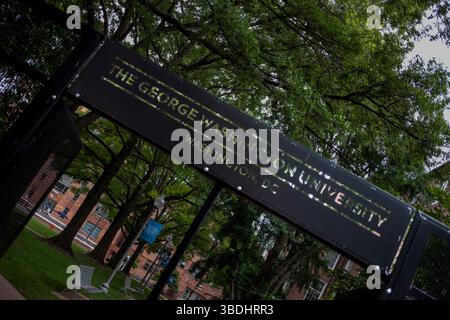 Washington DC, USA. Mai 2025. Der Campus der George Washington University ist am 23. Mai 2025 in Washington, D.C., USA, eingezäunt. Letztes Jahr war der Universitätshof Schauplatz eines großen Studentenprotests gegen den Krieg in Gaza. Quelle: Aashish Kiphayet/Alamy Live News Stockfoto