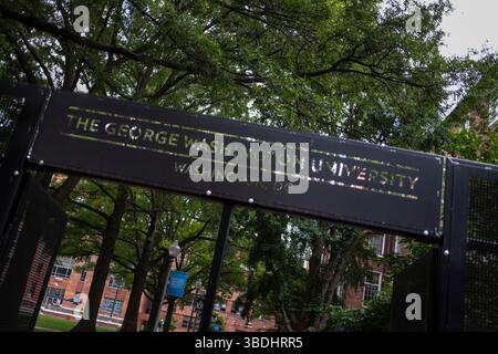 Washington DC, USA. Mai 2025. Der Campus der George Washington University ist am 23. Mai 2025 in Washington, D.C., USA, eingezäunt. Letztes Jahr war der Universitätshof Schauplatz eines großen Studentenprotests gegen den Krieg in Gaza. Quelle: Aashish Kiphayet/Alamy Live News Stockfoto