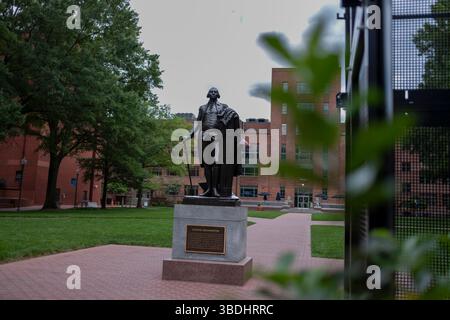 Washington DC, USA. Mai 2025. Eine Statue des 1. US-Präsidenten George Washington ist zu sehen, während der Hauptcampus der George Washington University in DC am 23. Mai 2025 eingezäunt ist. Letztes Jahr war der Universitätshof Schauplatz eines großen Studentenprotests gegen den Krieg in Gaza. Quelle: Aashish Kiphayet/Alamy Live News Stockfoto