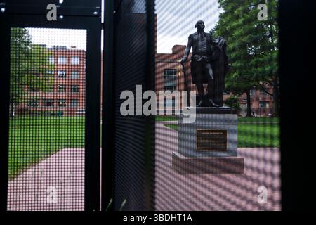 Washington DC, USA. Mai 2025. Eine Statue des 1. US-Präsidenten George Washington ist zu sehen, während der Hauptcampus der George Washington University in DC am 23. Mai 2025 eingezäunt ist. Letztes Jahr war der Universitätshof Schauplatz eines großen Studentenprotests gegen den Krieg in Gaza. Quelle: Aashish Kiphayet/Alamy Live News Stockfoto