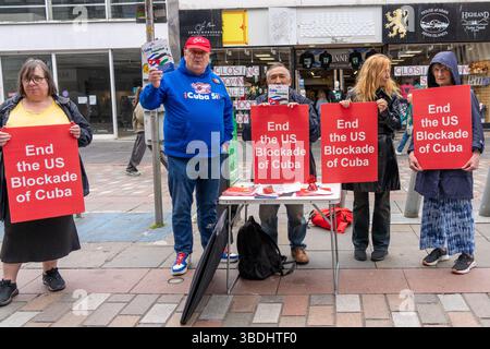 Glasgow, Großbritannien. 24. Mai 2025, Glasgow, Schottland, Vereinigtes Königreich: Unterstützer der kubanischen Solidaritätskampagne, die die 63 Jahre andauernde Blockade durch die US-Regierung hervorhebt. Die Generalversammlung der Vereinten Nationen hat die Blockade Kubas in 32 aufeinander folgenden Abstimmungen verurteilt. In den letzten 30 Jahren haben nur die USA und Israel für die Blockade gestimmt. Richard Gass/Alamy Live News Stockfoto