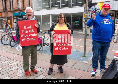 Glasgow, Großbritannien. 24. Mai 2025, Glasgow, Schottland, Vereinigtes Königreich: Unterstützer der kubanischen Solidaritätskampagne, die die 63 Jahre andauernde Blockade durch die US-Regierung hervorhebt. Die Generalversammlung der Vereinten Nationen hat die Blockade Kubas in 32 aufeinander folgenden Abstimmungen verurteilt. In den letzten 30 Jahren haben nur die USA und Israel für die Blockade gestimmt. Richard Gass/Alamy Live News Stockfoto