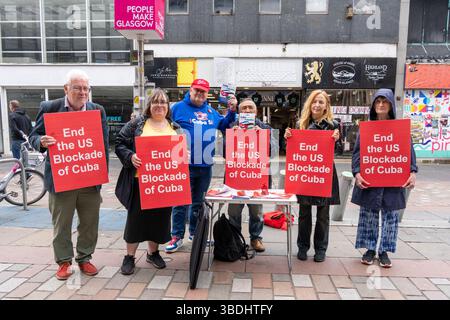 Glasgow, Großbritannien. 24. Mai 2025, Glasgow, Schottland, Vereinigtes Königreich: Unterstützer der kubanischen Solidaritätskampagne, die die 63 Jahre andauernde Blockade durch die US-Regierung hervorhebt. Die Generalversammlung der Vereinten Nationen hat die Blockade Kubas in 32 aufeinander folgenden Abstimmungen verurteilt. In den letzten 30 Jahren haben nur die USA und Israel für die Blockade gestimmt. Richard Gass/Alamy Live News Stockfoto