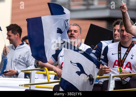 Ange Postecoglou bei der Tottenham Hotspur UEFA Europa League Open Top Bus Siegesparade in Edmonton Green, London, Großbritannien. Flags Stockfoto