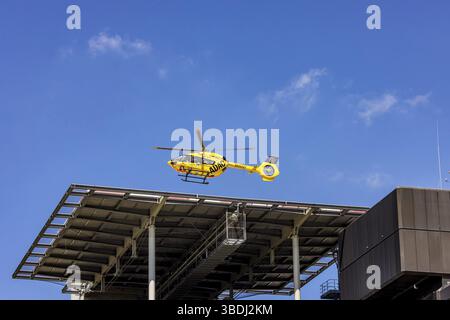 Bundeswehrkrankenhaus Ulm (BWK.) Rettungshubschrauber der ADAC Luftrettung während der Landung. Ulm, Baden-Württemberg, Deutschland, Europa Stockfoto