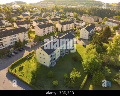 Blick aus der Vogelperspektive auf ein sonniges Wohngut mit Wohnblöcken und Gärten, Calw, Schwarzwald, Deutschland, Europa Stockfoto