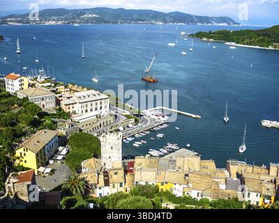 Wunderschöner Blick aus der Vogelperspektive auf den Golf der Dichter im Dorf Porto Venere, Cinque Terre UNESCO-Weltkulturerbe, Provinz La Spezia, Italien, Europa Stockfoto