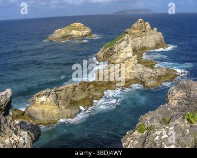 Felsen entlang der Pointe des Chateaux im äußersten Osten des Festlandes, 11 km von Saint-Francois in Guadeloupe, Grande Terre, Karibik Stockfoto