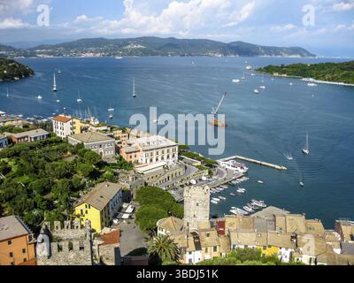 Wunderschöner Blick aus der Vogelperspektive auf den Golf der Dichter im Dorf Porto Venere, Cinque Terre UNESCO-Weltkulturerbe, Provinz La Spezia, Italien, Europa Stockfoto