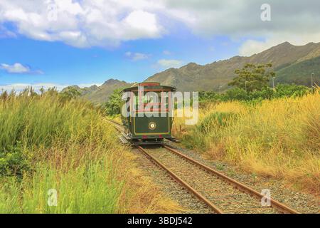 Franschhoek Wein Straßenbahn Hop-on Hop-off Tour, eine der besten Möglichkeiten, Franschhoek Valley in der malerischen Landschaft der Wein Region zu entdecken, in der Nähe von Kapstadt, Sou Stockfoto