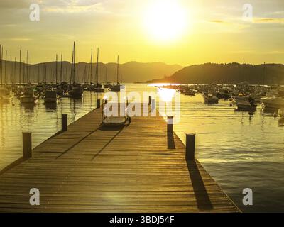 Lerici Holzsteg bei Sonnenuntergang bei Sonnenuntergang in Lerici Stadt. Provinz La Spezia, ligurische Küste, Italien, Europa Stockfoto