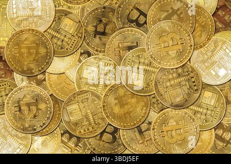 Goldene Bitcoin-Münzen Hintergrund der Währung. Finanzieller goldener Hintergrund. Neues virtuelles Geld und Kryptowährung. Flat-Lay-Shot Stockfoto