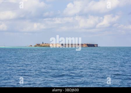 Dry Tortugas National Park liegt 70 Meilen von Key West in Florida und kann mit der Fähre oder mit dem Wasserflugzeug erreicht werden. Blick auf Fort Jefferson, eine historische militärische Stockfoto