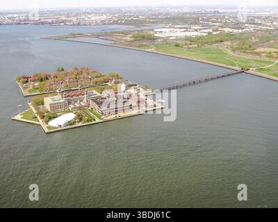 Spektakuläre Helikopterblick auf Ellis Island, eine kleine Insel an der Mündung des Hudson River in New York Harbour, über besucht das gleiche Ticket und Fähre, al Stockfoto