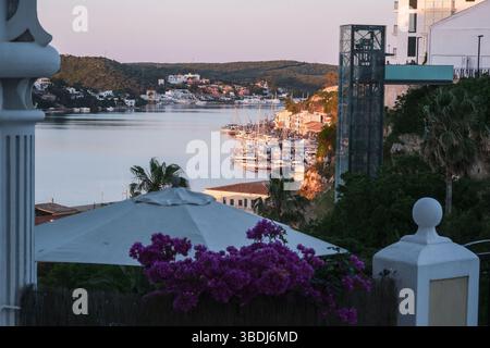 Blick über einen Lift zum Hafen von Mahón, Menorca, bei Sonnenuntergang Stockfoto