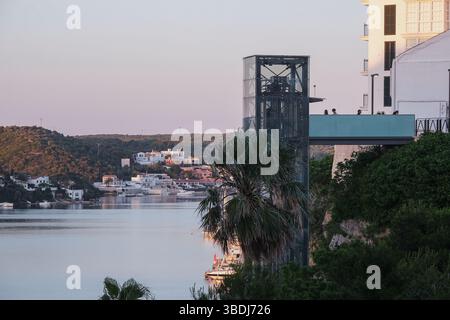 Blick über einen Lift zum Hafen von Mahón, Menorca, bei Sonnenuntergang Stockfoto