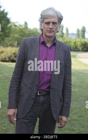 Der deutsche Schauspieler und Filmproduzent Walter Sittler spricht im Gespräch Stockfoto