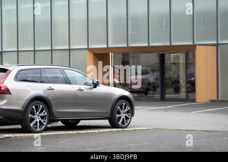 OSTRAVA, TSCHECHIEN - 20. OKTOBER 2023: Volvo-Händler in Ostrava, Tschechische Republik und sein Service-Center mit Volvo V90-Wagen, der draußen geparkt ist Stockfoto
